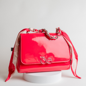 Bolso de charol marca Cloe (Modelo 2021 color magenta)