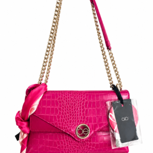 Bolso con textura marca Cloe (color magenta)