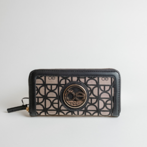 Cartera marca Cloe con hebilla (color negro)