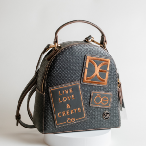 Mochila mediana marca Cloe con parches decorativos (color negro)