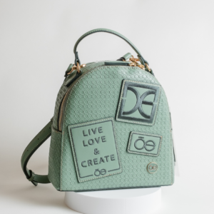 Mochila mediana marca Cloe con parches decorativos (color verde musgo)