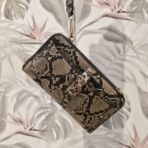 Estuche para celular marca Cloe (color beige)