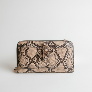 Estuche para celular marca Cloe (color beige)